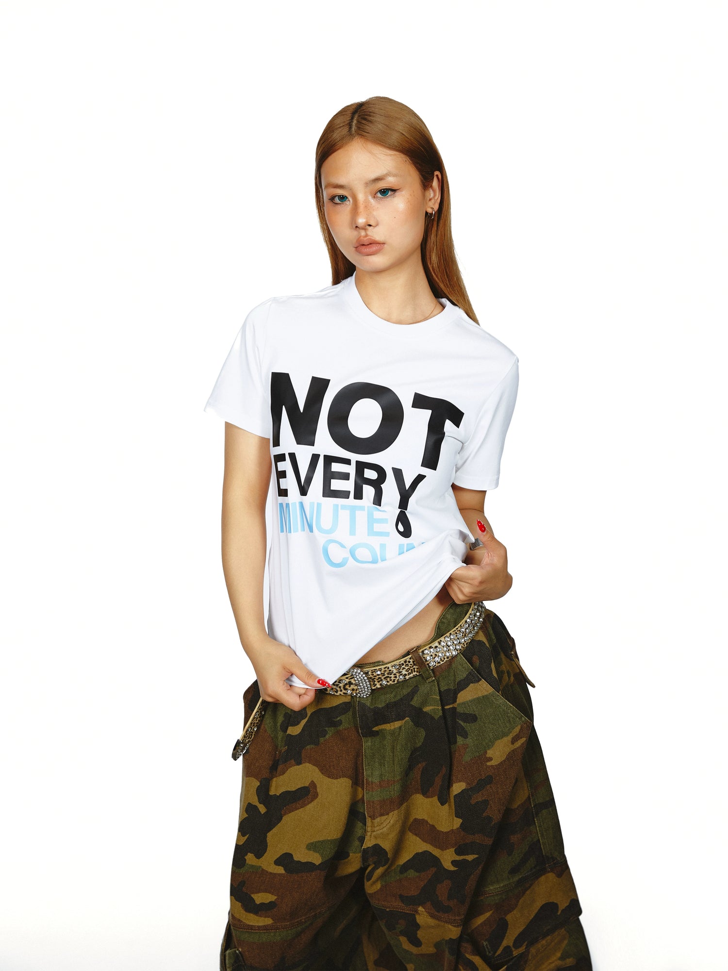 تي شيرت كاجوال برقبة دائرية بطباعة حرفية 