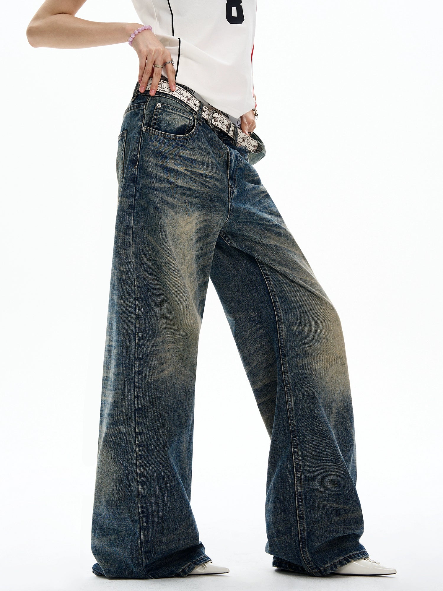 レトロウォッシュ加工されたダメージワイドレッグジーンズ 