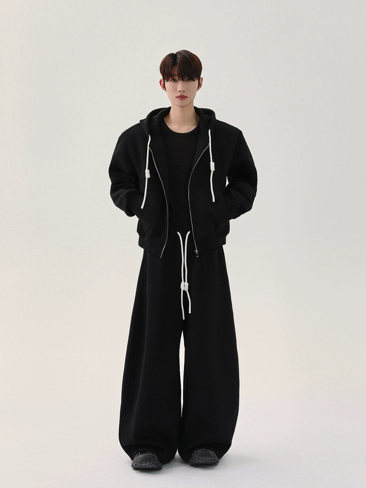 سترة هود مع بنطلون كاجوال 