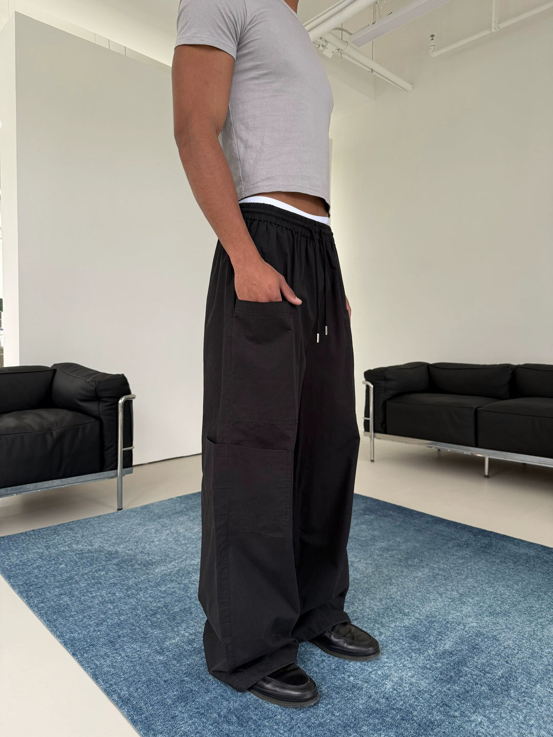 Pantalones anchos de pierna suelta con cordón y múltiples bolsillos 