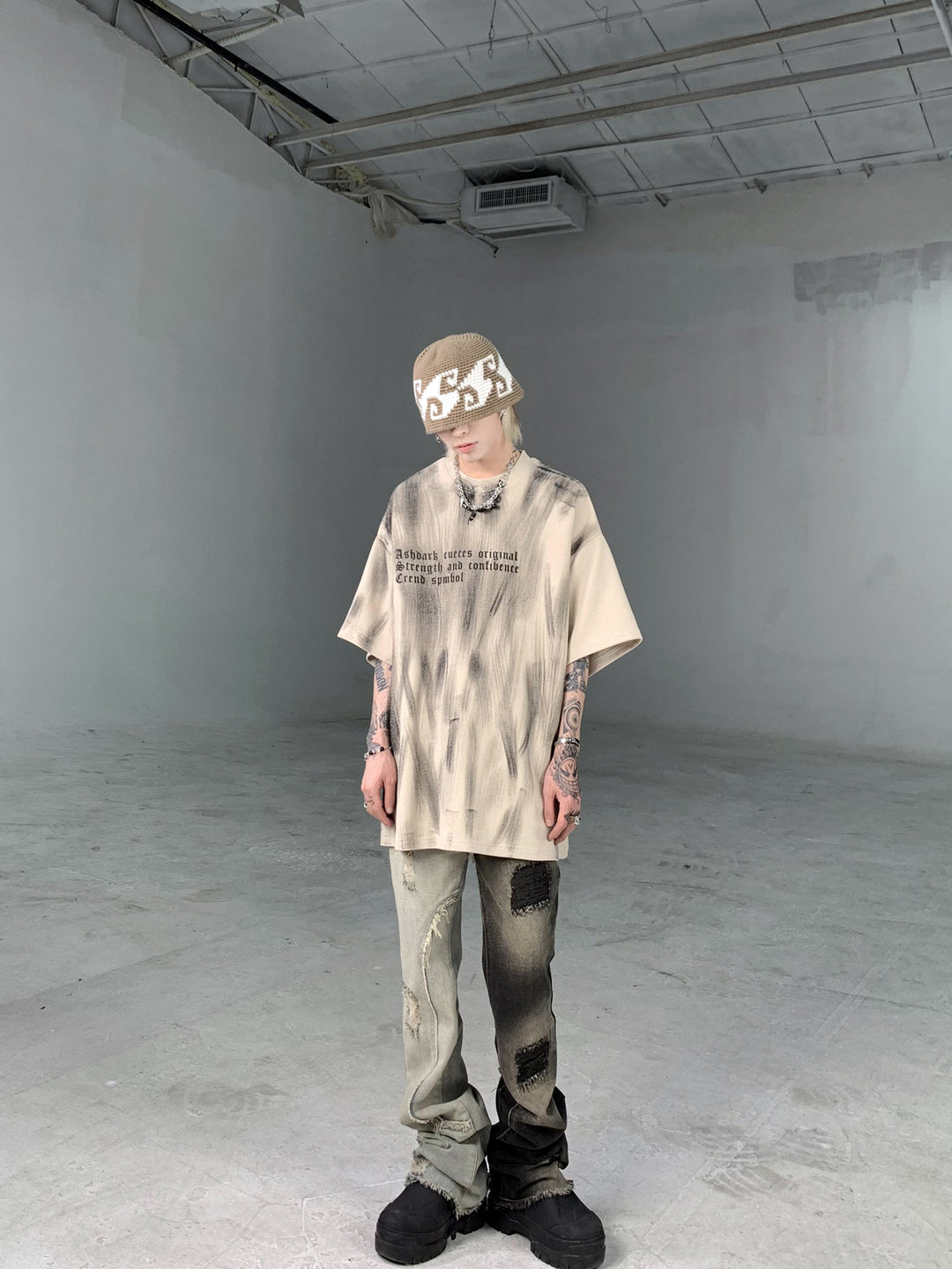 手描きのグラフィティレターのルーズTシャツ 