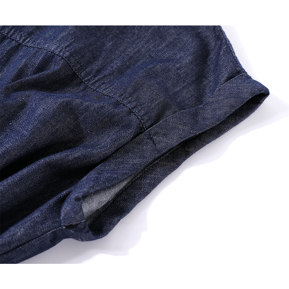 Ermeløs denimkjole med knapper og belte 