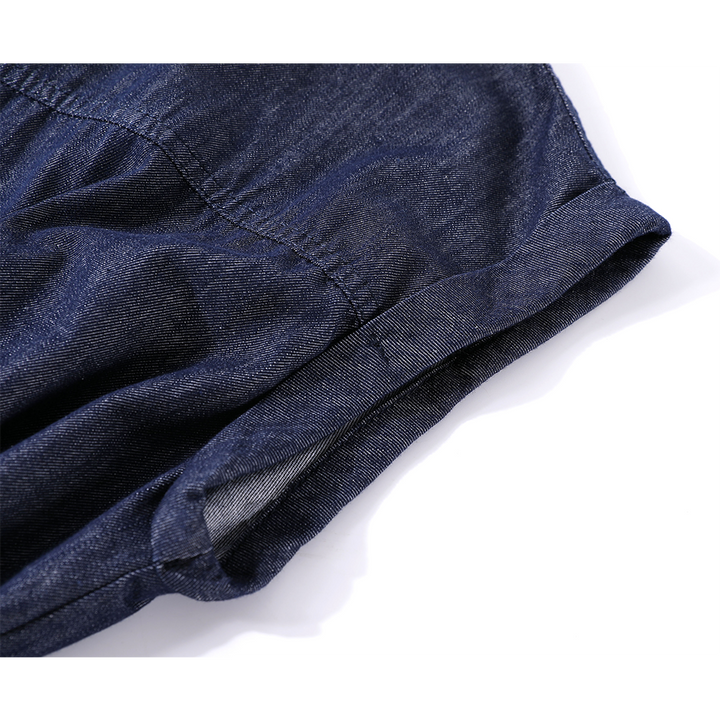 Ermeløs denimkjole med knapper og belte 