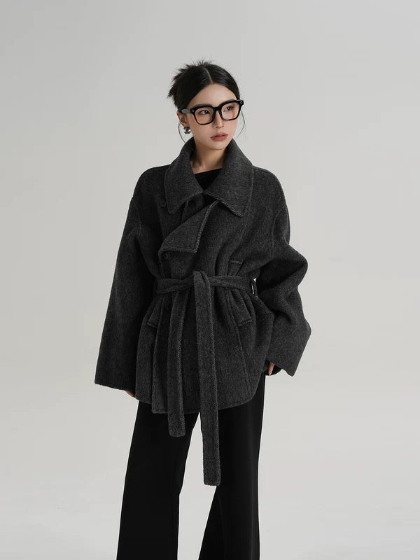 Пальто из шерсти с двойным застежкой и поясом 