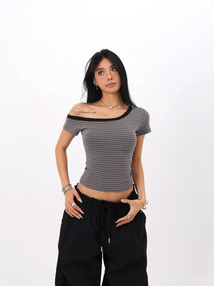 Top aderente a spalle scoperte a righe 