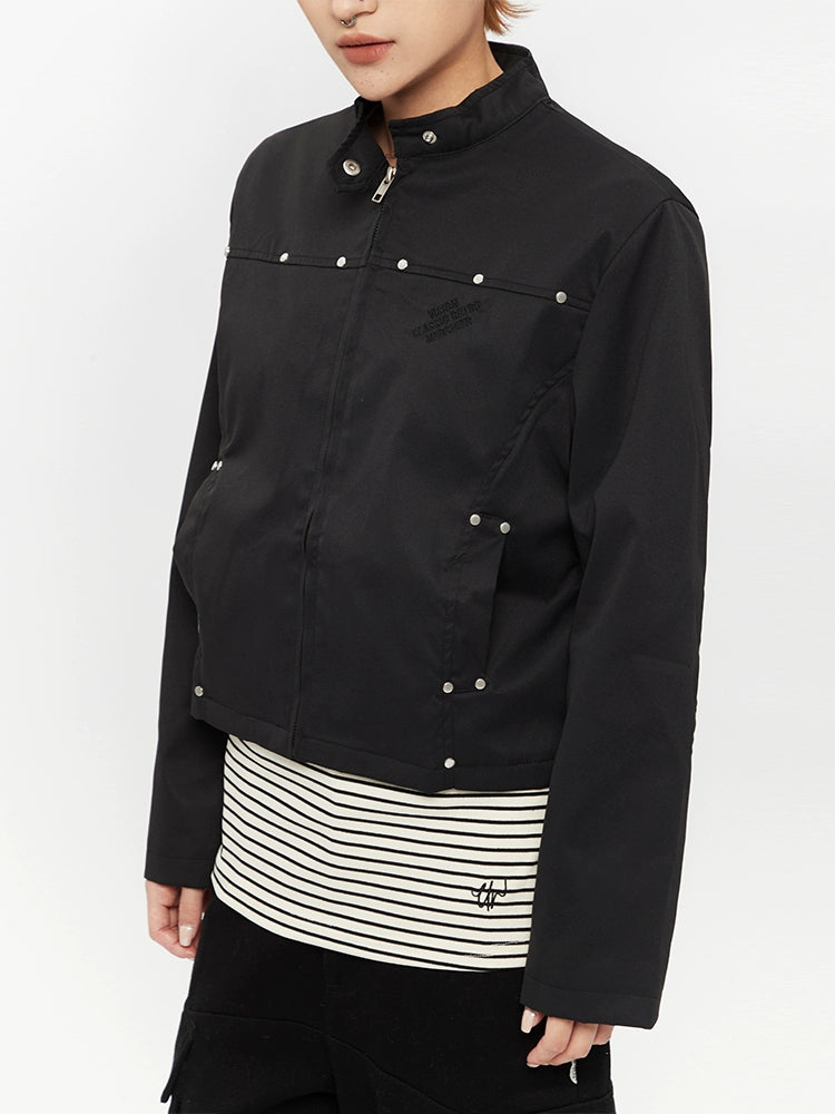 Chaqueta corta retro con cremallera y cuello alto 