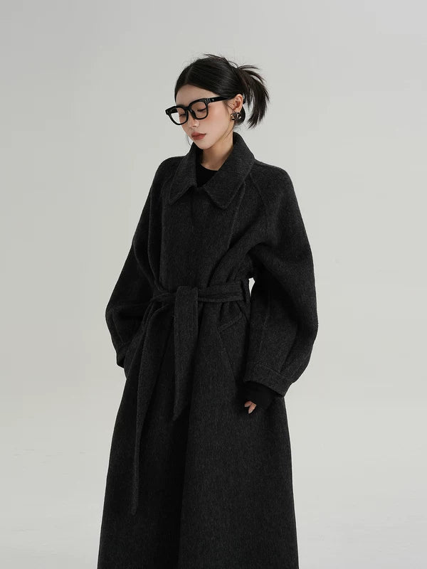 Длинное шершащее пальто с поясом и карманами 