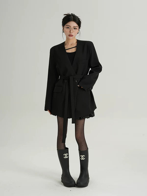 Длинный пиджак с поясом и V-образным вырезом 