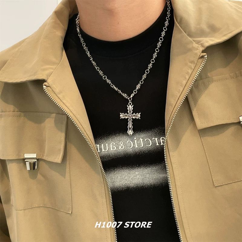 Colar de Corrente com Pingente Cruz em Camadas 