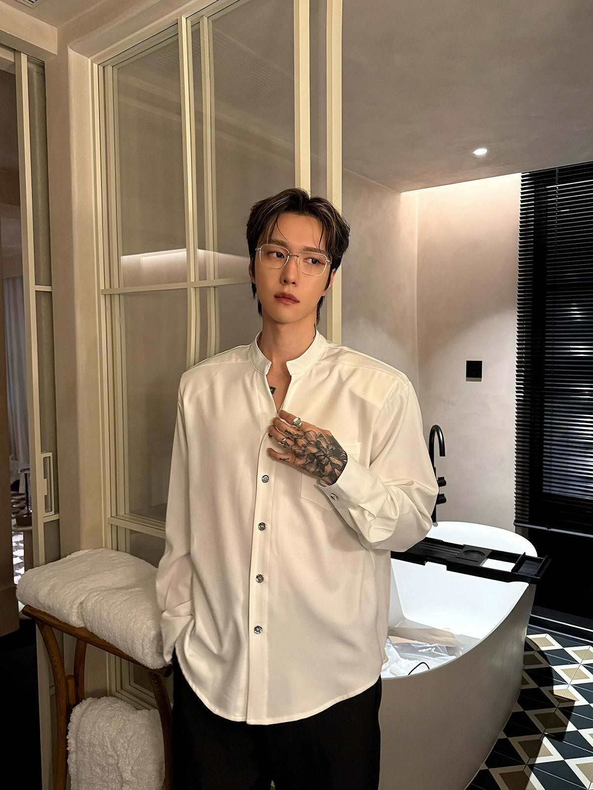 Dar Kesim Omuz Pedi V-Yaka Gömlek 