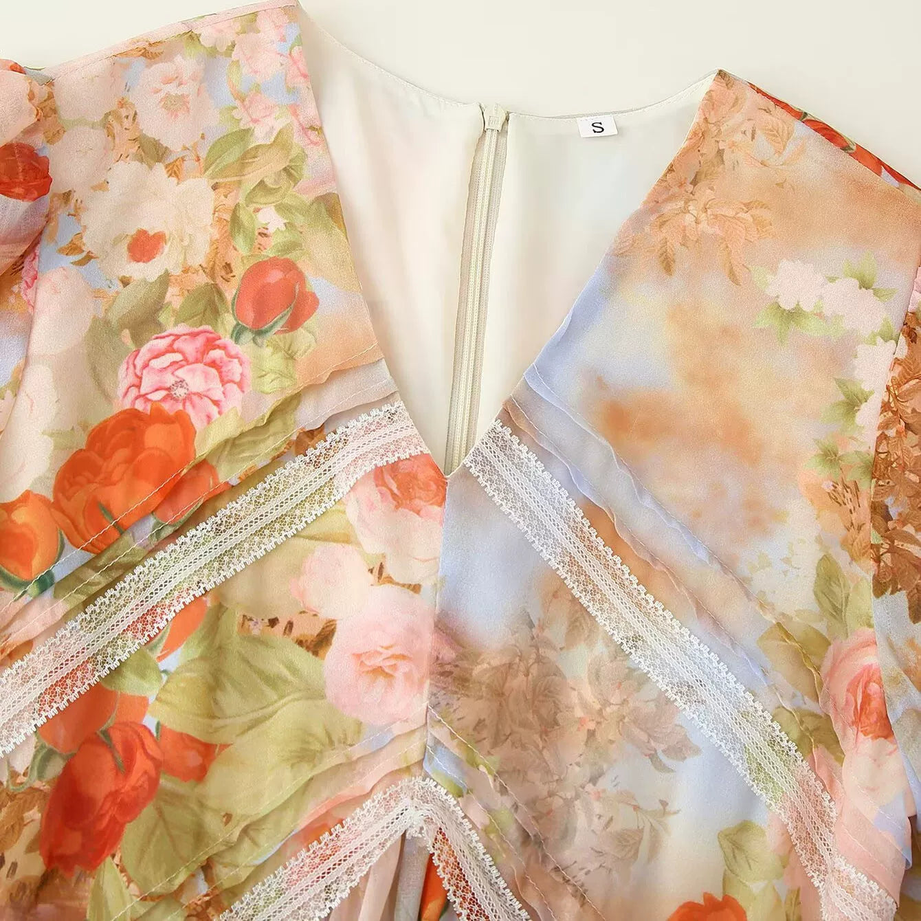 Blumen-Spitzen-Maxikleid mit langen Ärmeln 