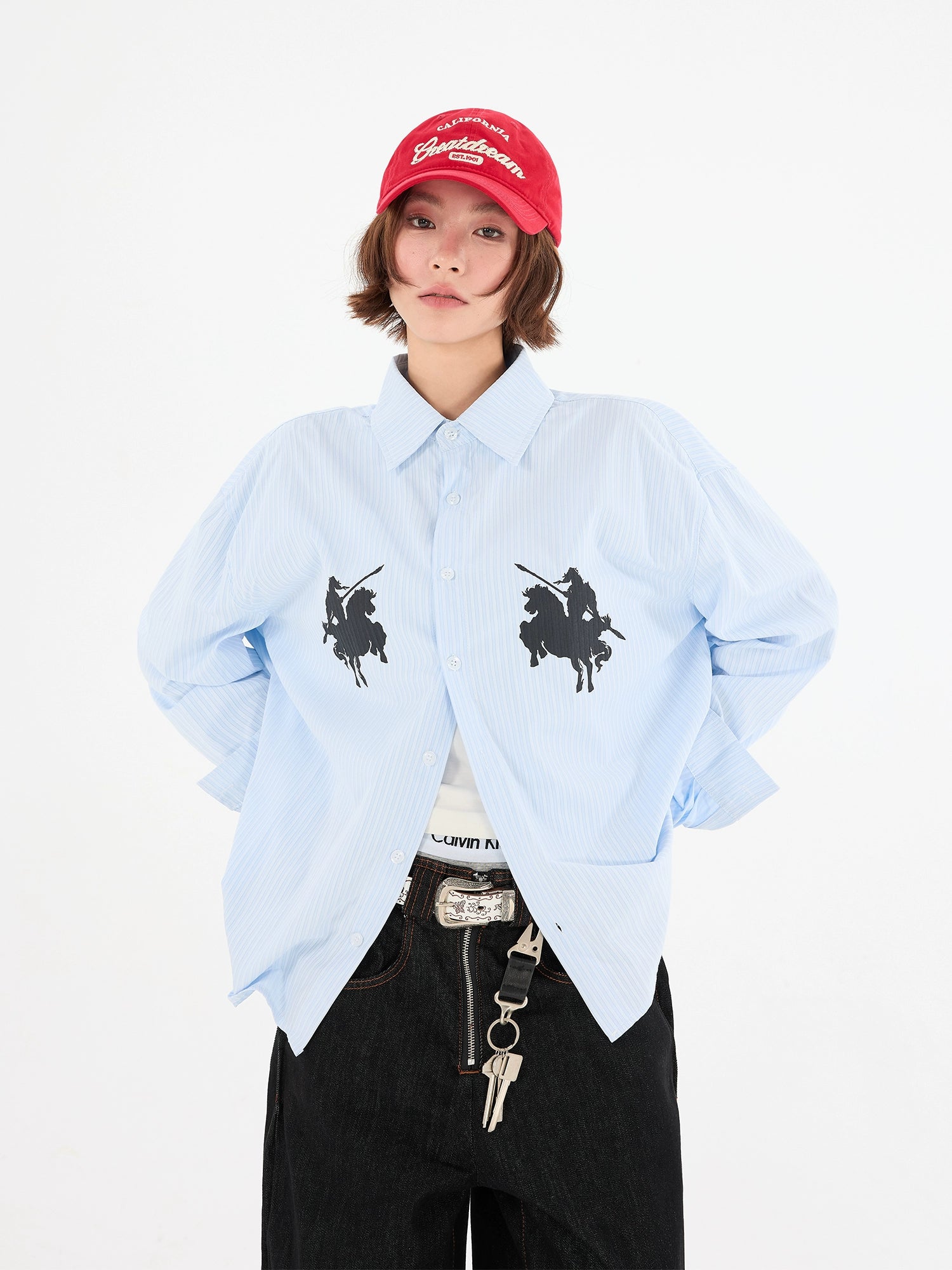 قميص مخطط فضفاض بطبعة خيول على الياقة 