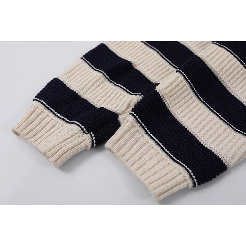 Suéter de punto de rayas con cuello redondo y mangas largas 