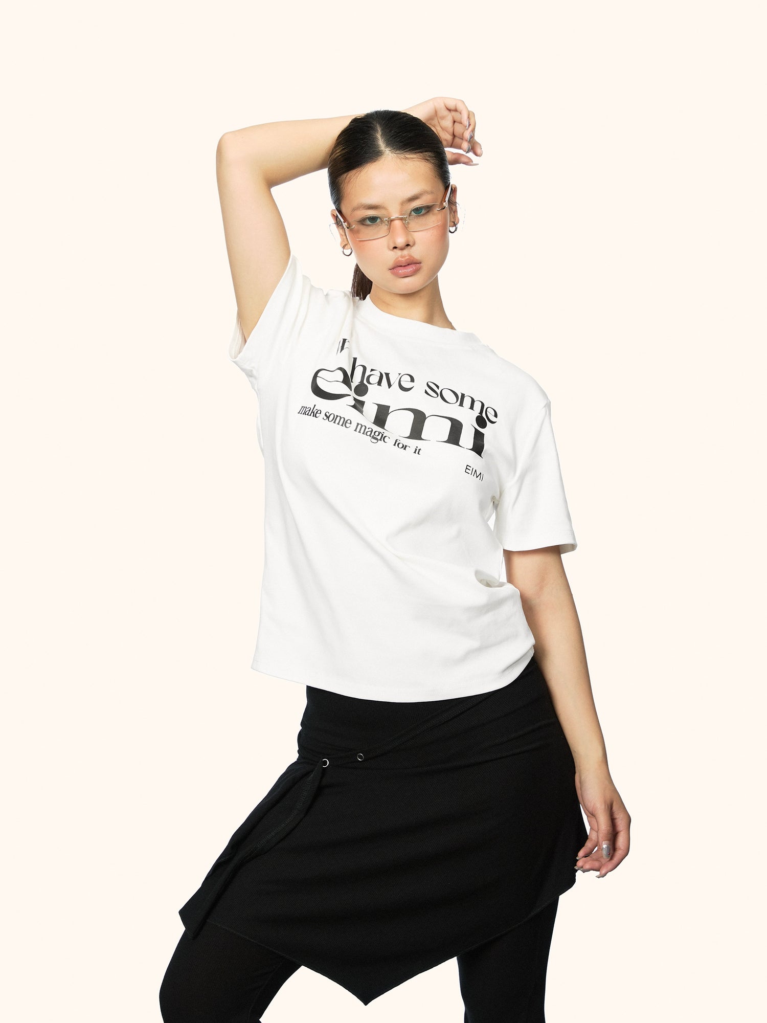 تي شيرت قصير الأكمام بتصميم مطبوع بحروف وقصة ضيقة 