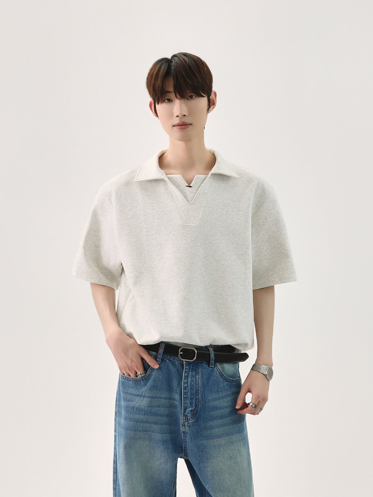 تي شيرت بولو بياقة على شكل V بحجم كبير 