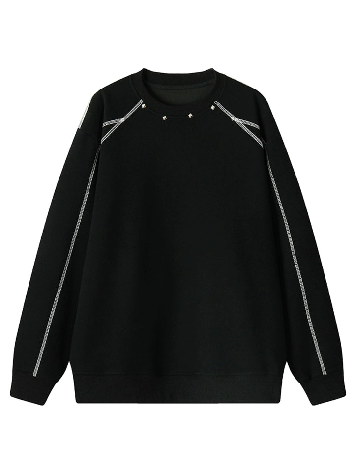 سويت شيرت فضفاض بياقة دائرية مزين بالمسامير 