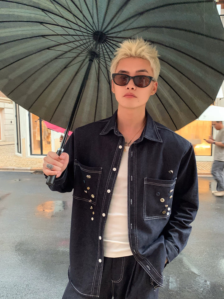 Dekonstruierte Denimjacke und weite Hosen 