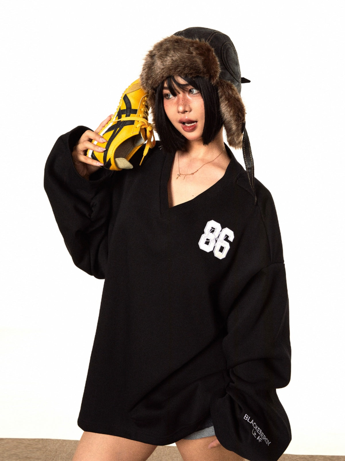 بلوزة هودي جيرسي مطرزة على شكل V 