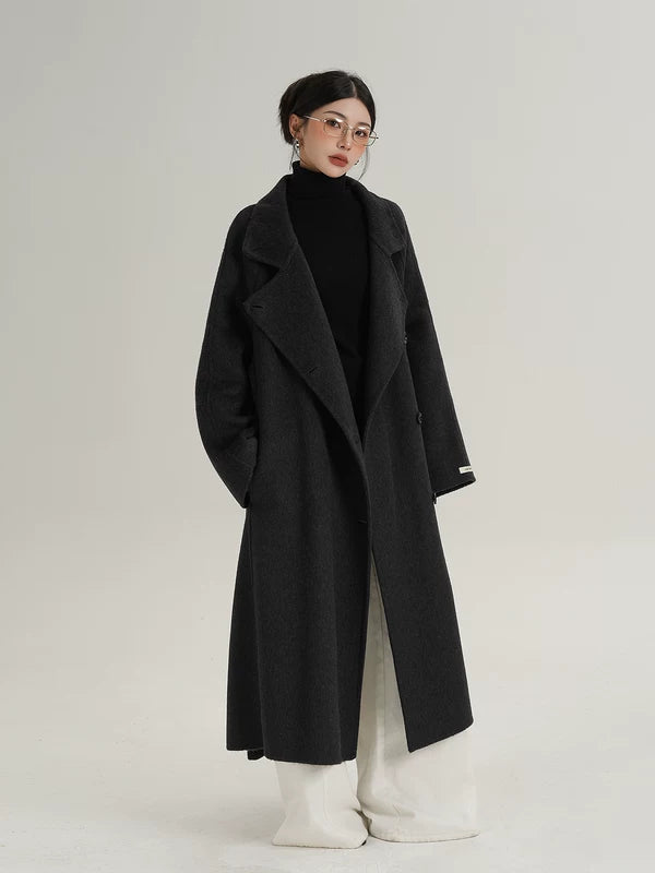 Cappotto lungo in lana con cintura e colletto alto 