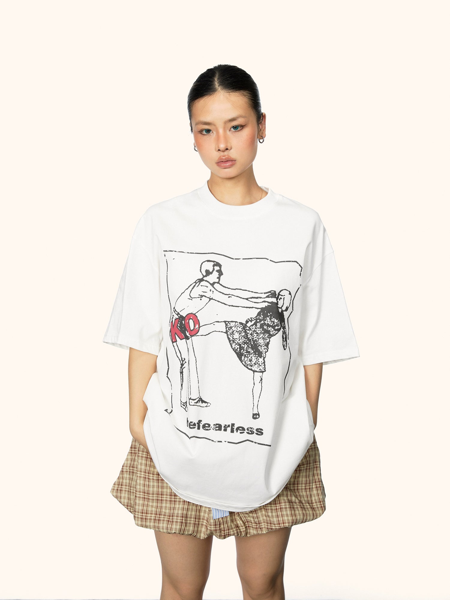 تي شيرت فضفاض بطباعة شخصية جرافيكية 