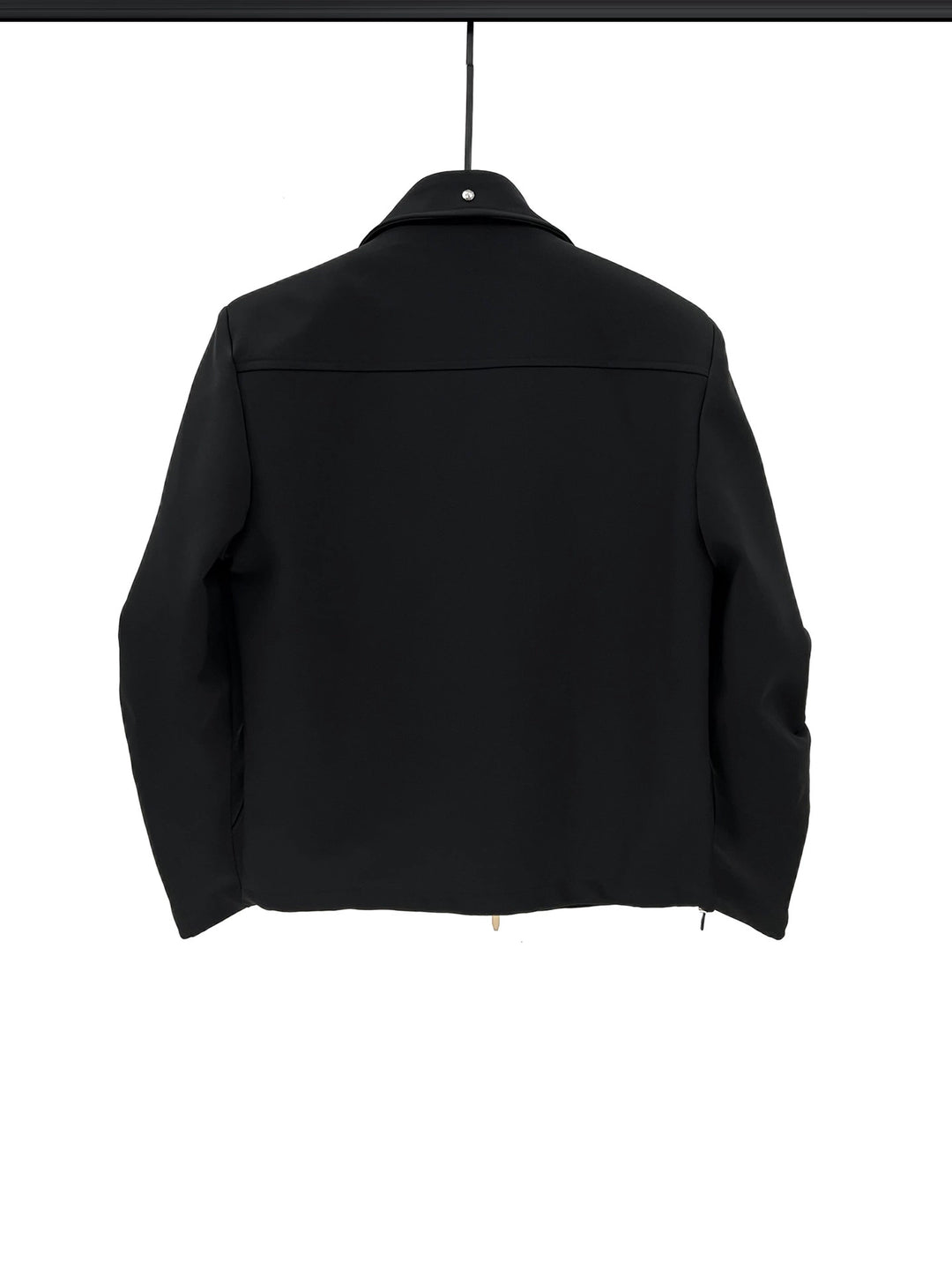 Chaqueta corta con mangas plisadas y remaches 