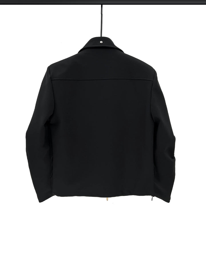 Chaqueta corta con mangas plisadas y remaches 