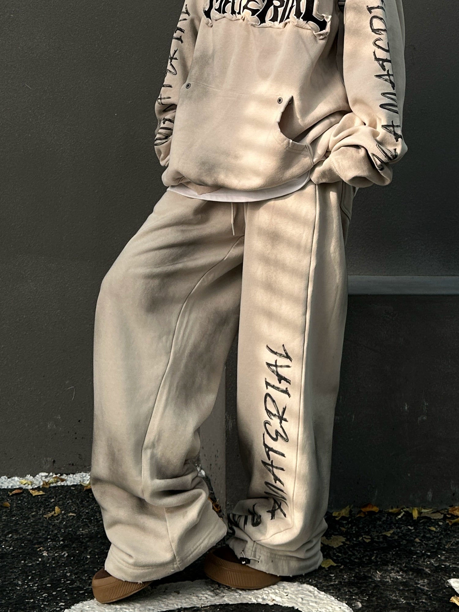 디스트레스드 와이드 레그 그래픽 스웨트팬츠 