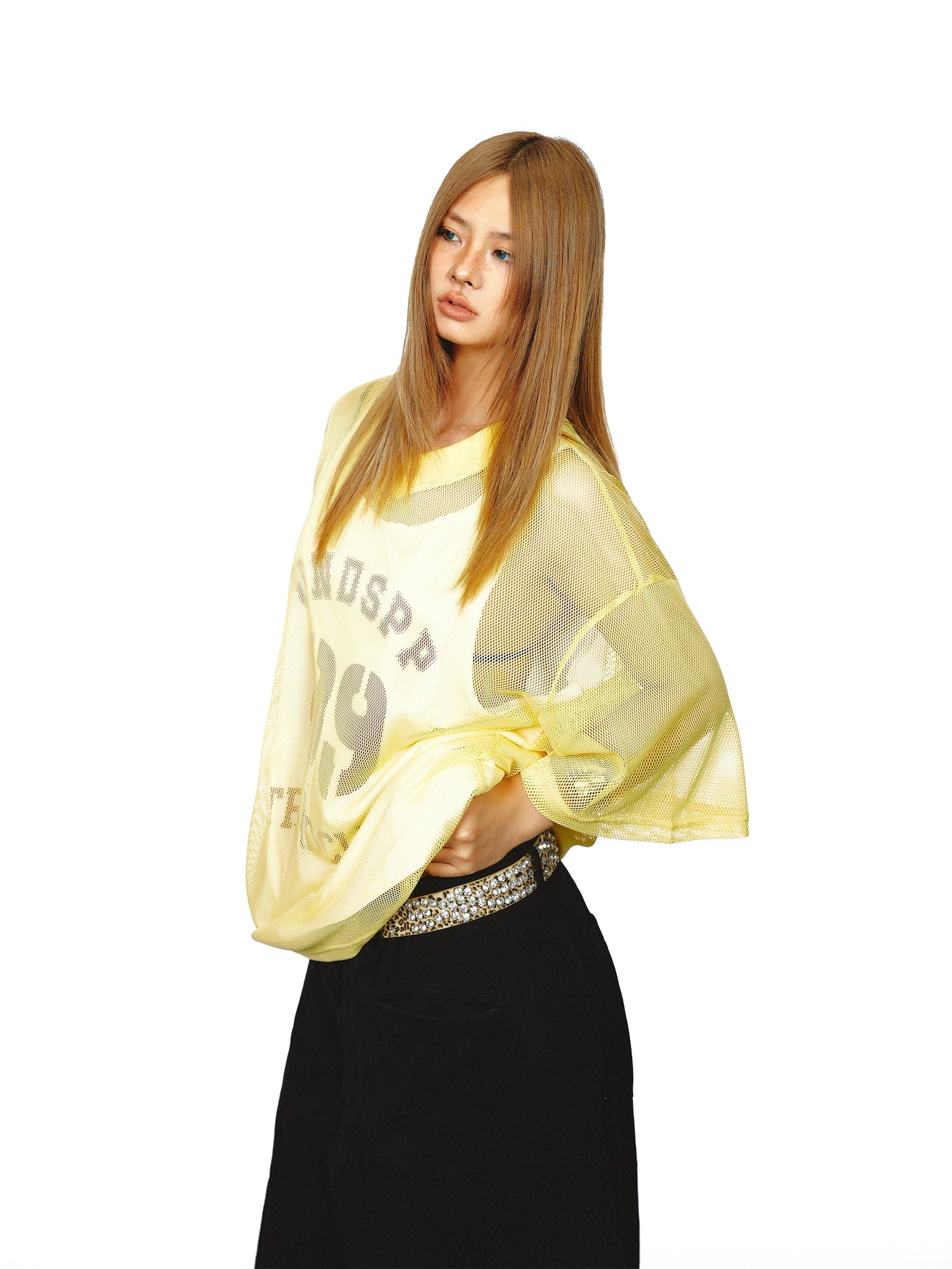 بلوزة رياضية فضفاضة بطبقات من الشبك على شكل V 