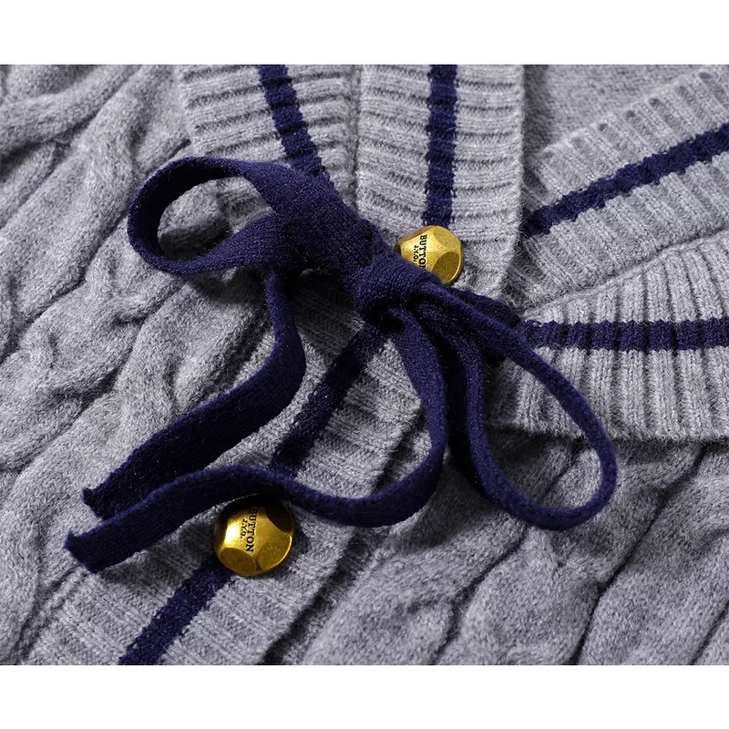 Cárdigan de punto trenzado con oso bordado estilo preppy 