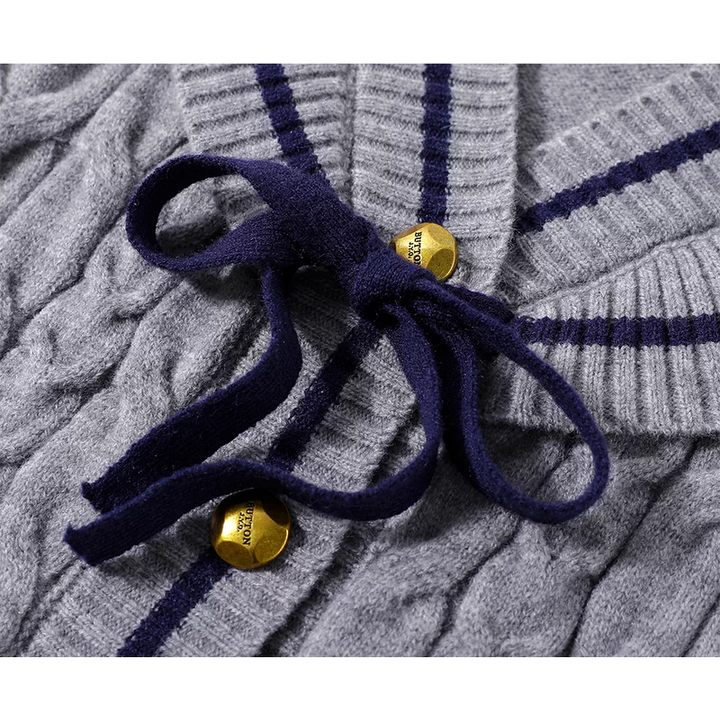 Cárdigan de punto trenzado con oso bordado estilo preppy 