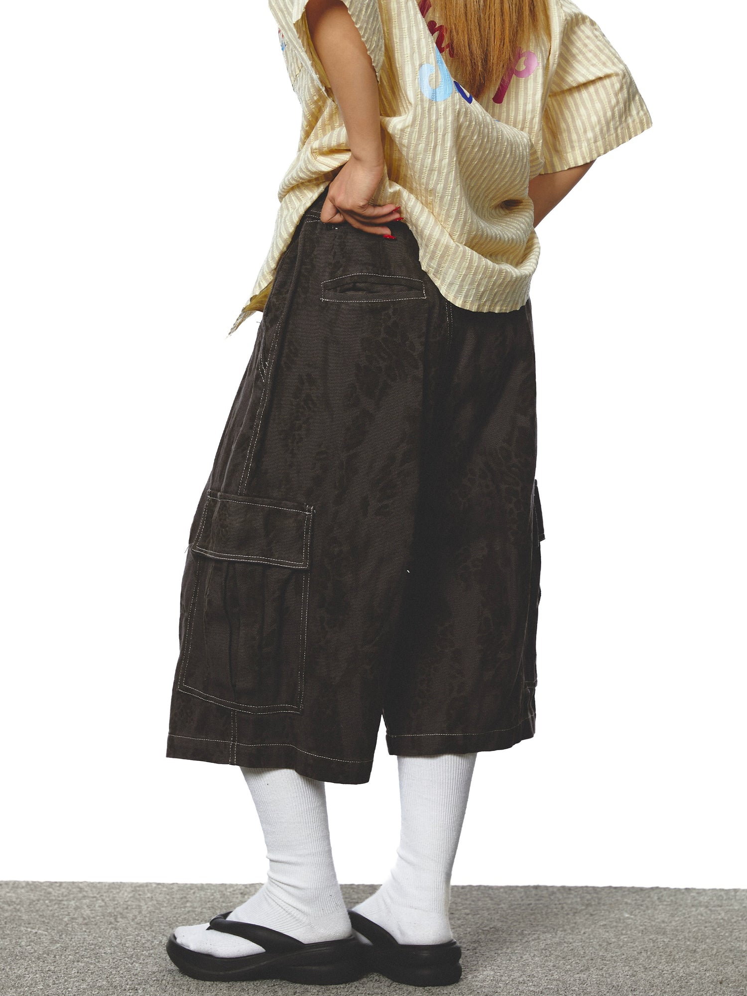 بنطلون واسع الساق متعدد الجيوب بنقشة الفهد 