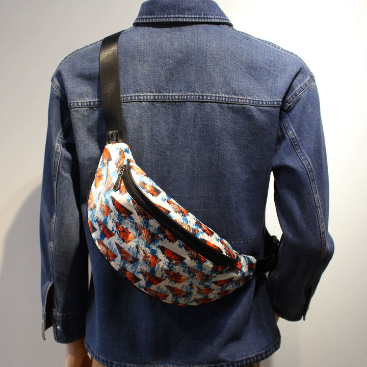 Bolsa de Peito com Estampa Geométrica 