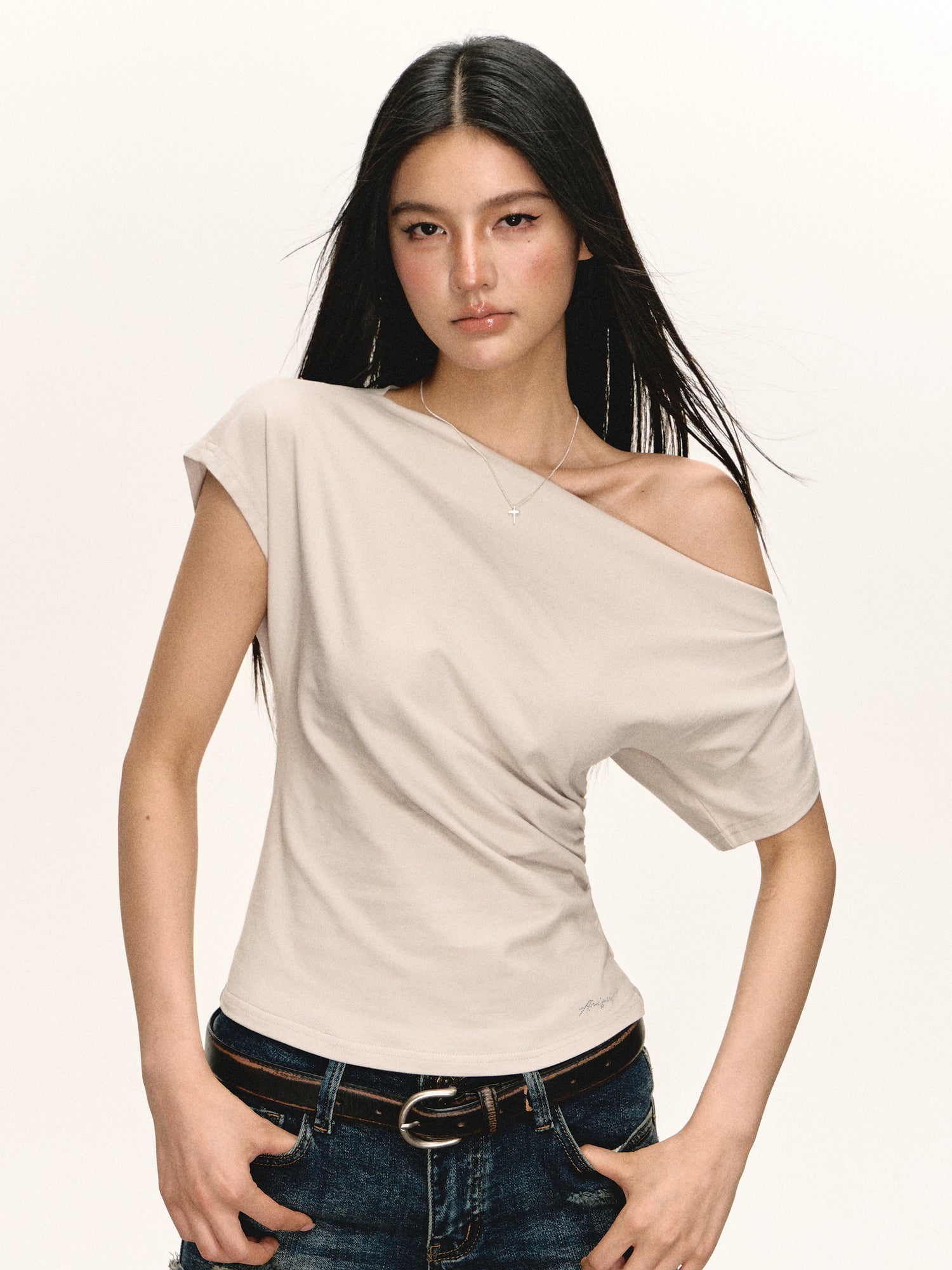 بلوزة قصيرة الأكمام ضيقة تناسب الكتف 