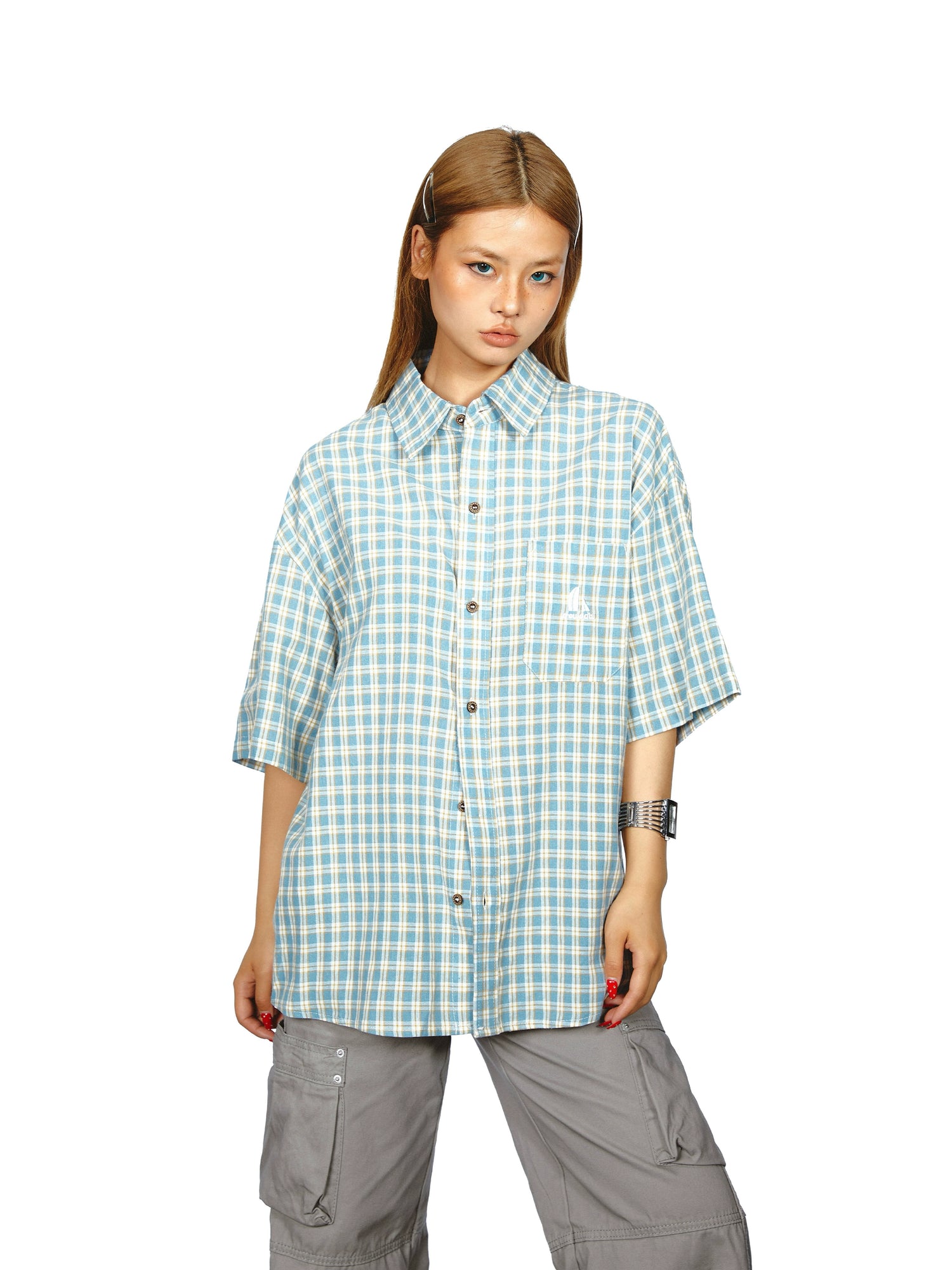 قميص بأزرار بأكمام قصيرة جيب مقلم 