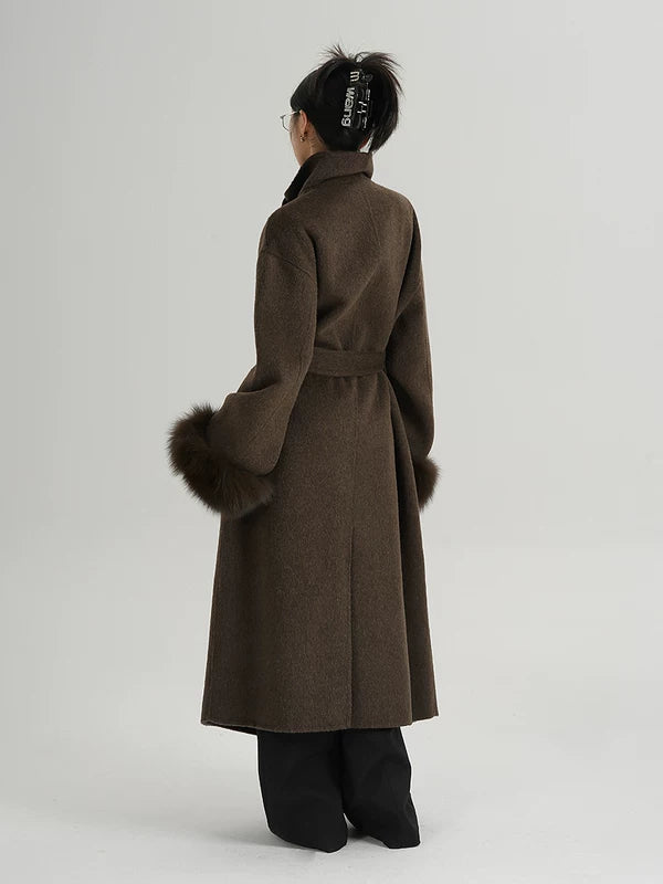 Длинное шершащее пальто с поясом и меховыми манжетами 