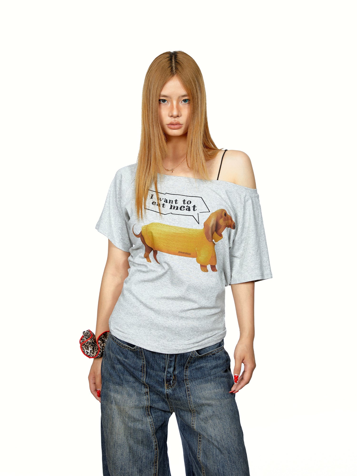 تي شيرت فضفاض بكتف واحد بطبعة جرو 