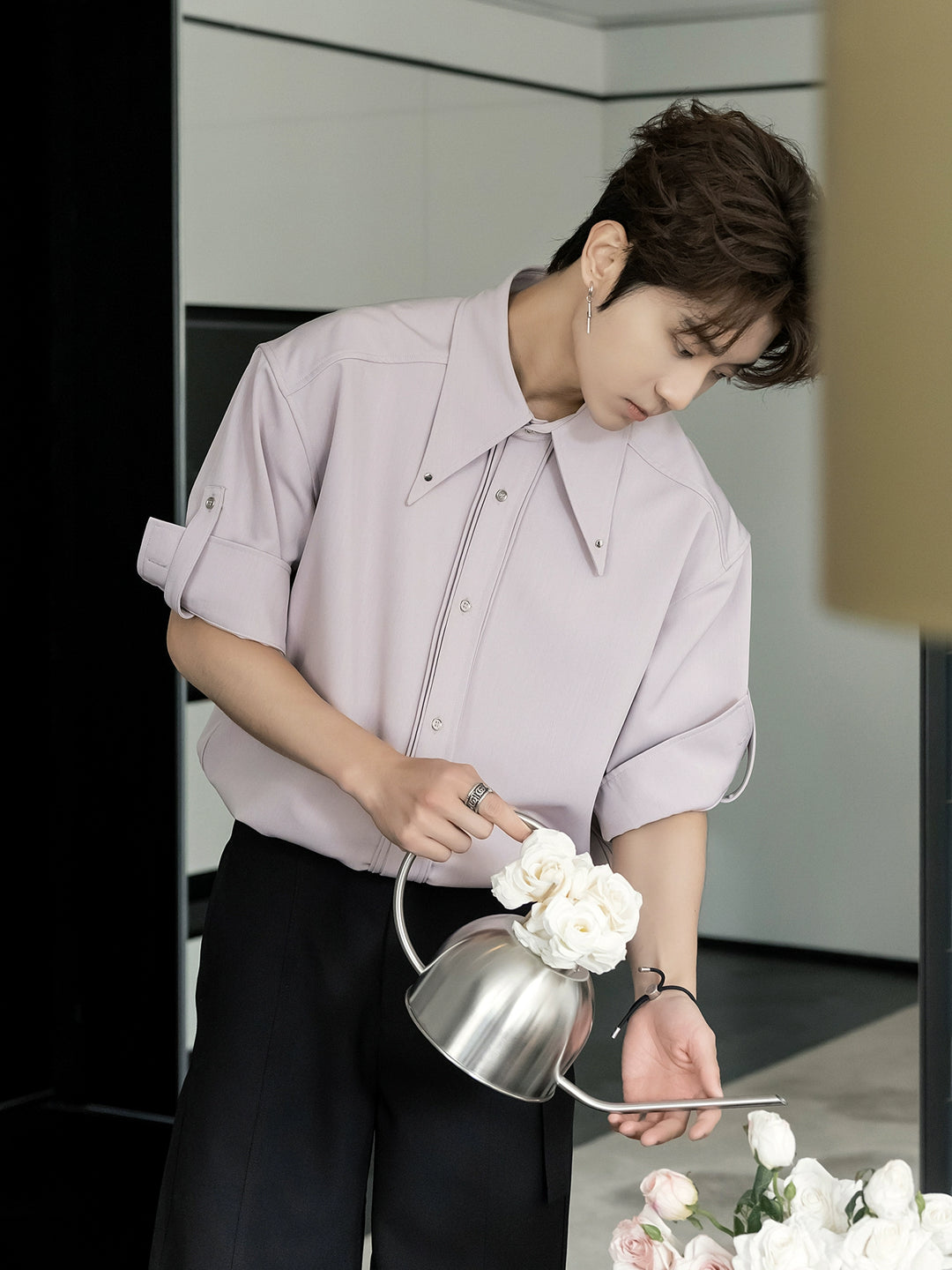 포인티드 칼라 롤드 슬리브 셔츠 