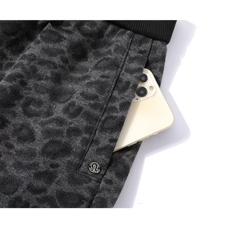 Pantalones jogger de pierna ancha forrados de felpa con estampado de leopardo 