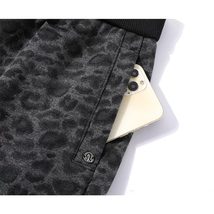 Pantalones jogger de pierna ancha forrados de felpa con estampado de leopardo 