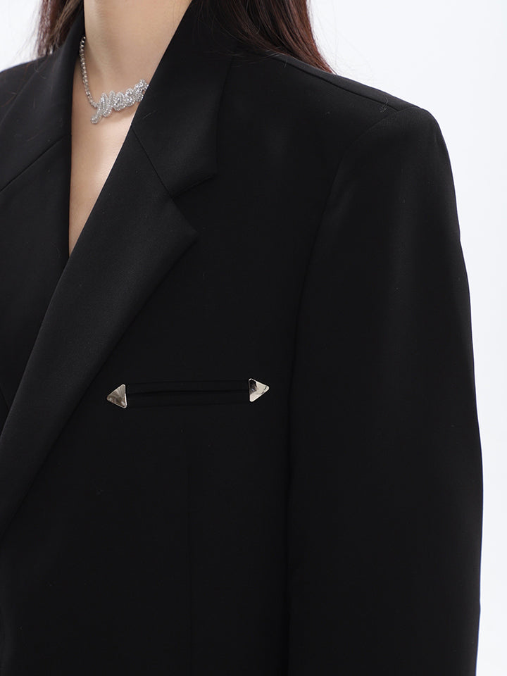 Chaqueta de traje con detalle de metal en los hombros 