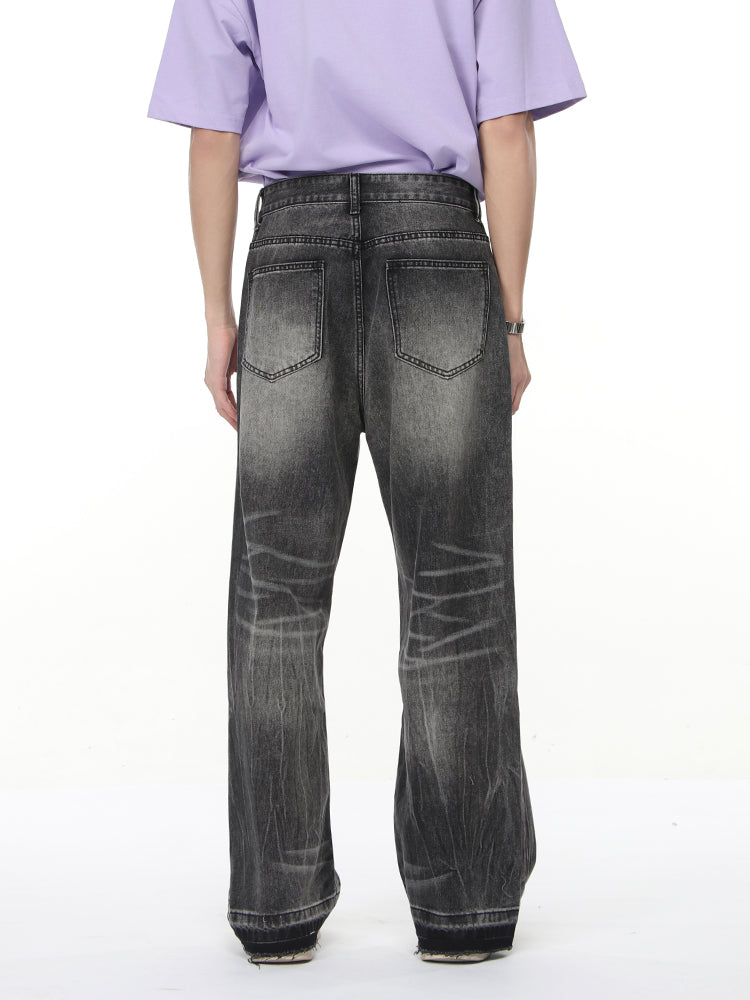 Gewaschene Straight-Leg Jeans mit rohem Saum 