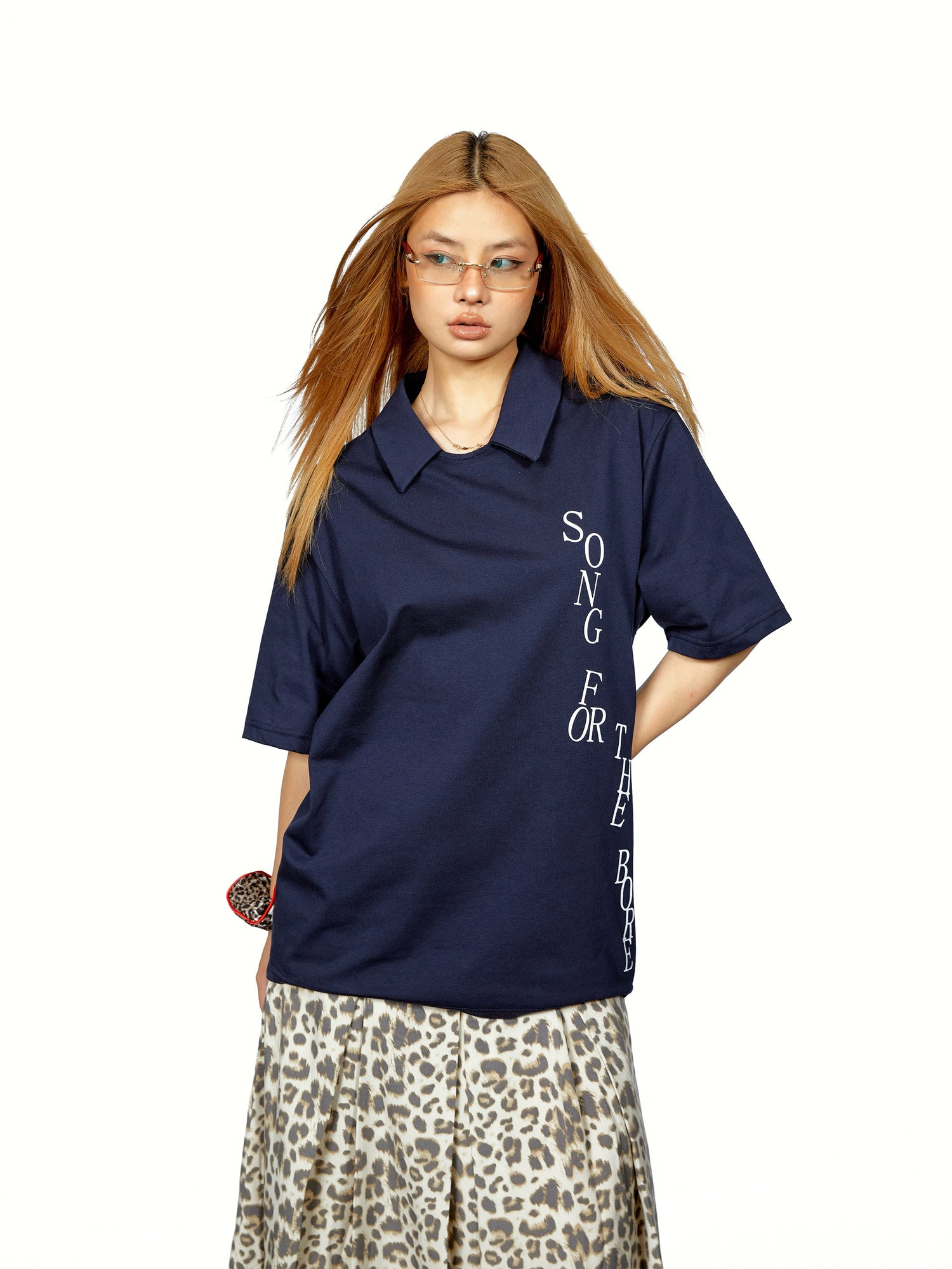 تي شيرت بأزرار طباعة حروف وياقة بولو سريع الجفاف 