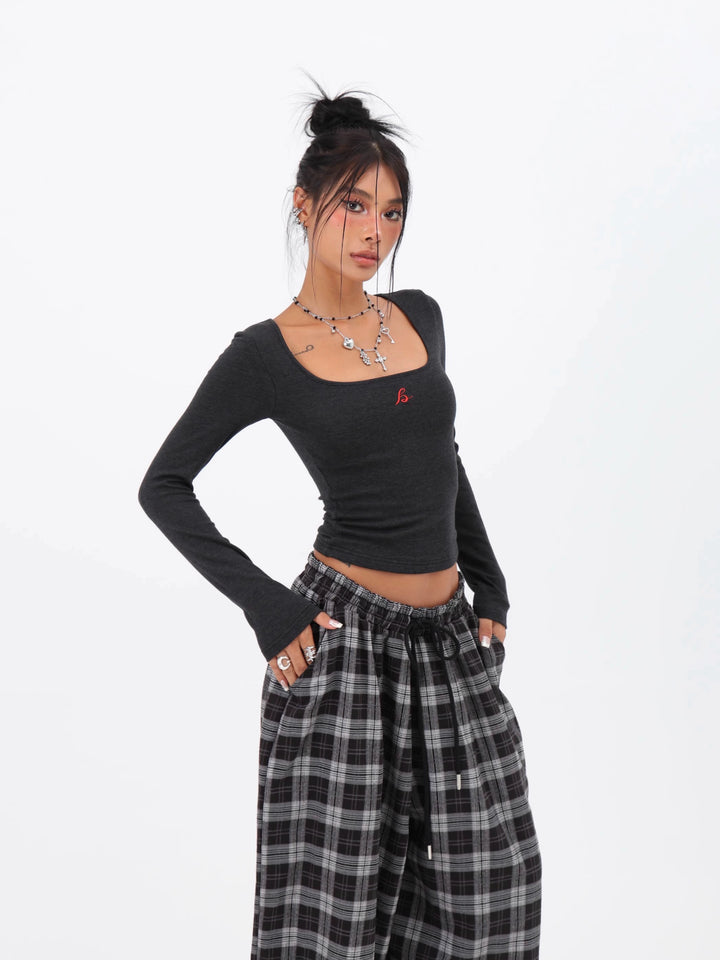 Top ricamato a scollo quadrato slim fit 