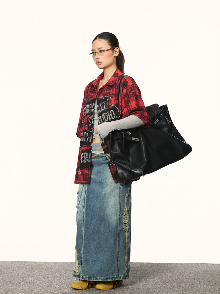 Camicia a maniche corte con toppe di lettere in plaid strappato 