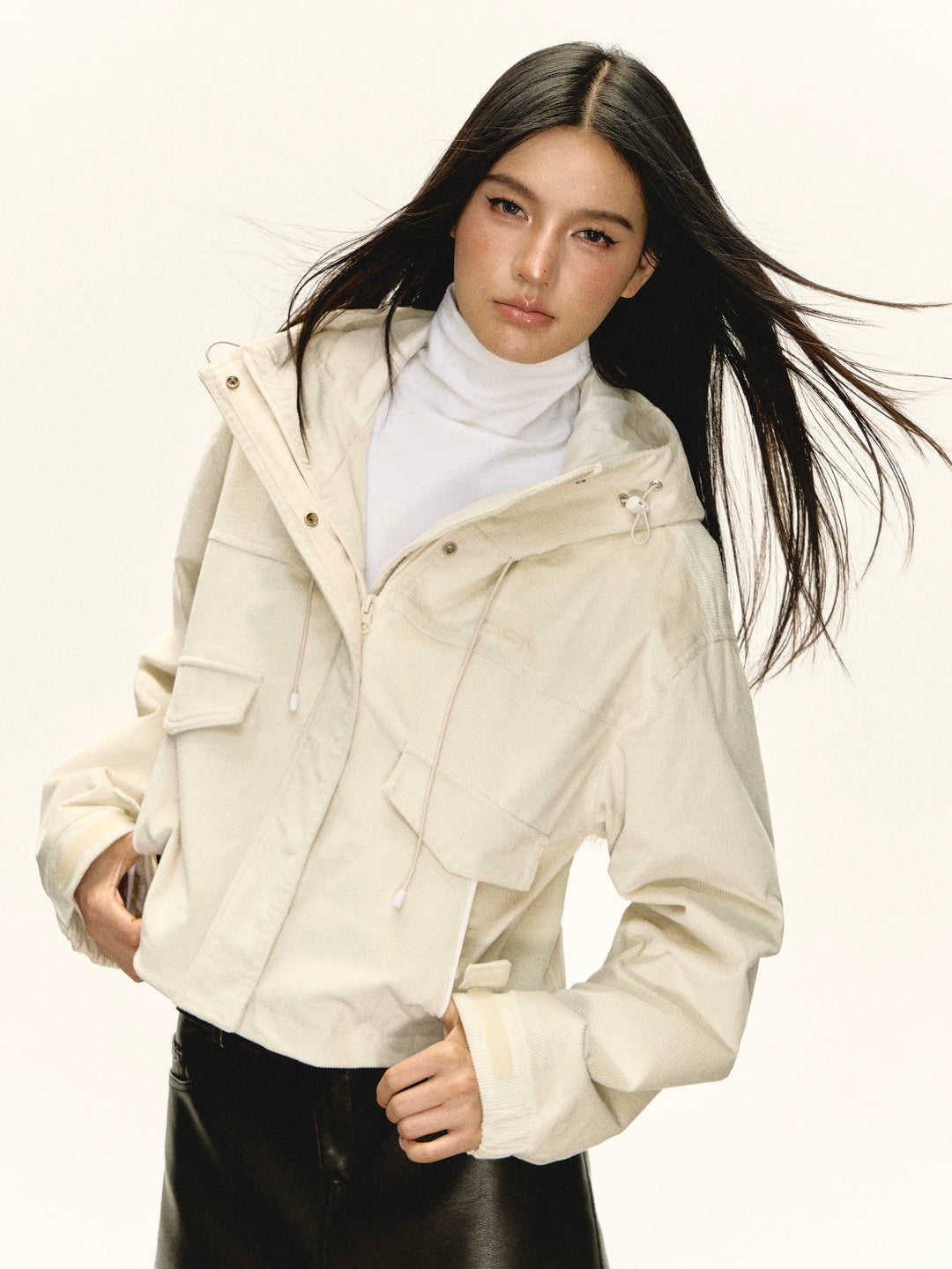 Veste courte en corduroy avec poches avant 