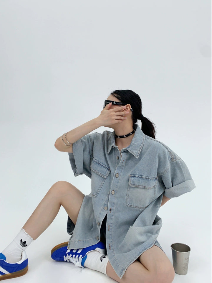 Chemise à manches courtes en denim surdimensionnée avec boutons 