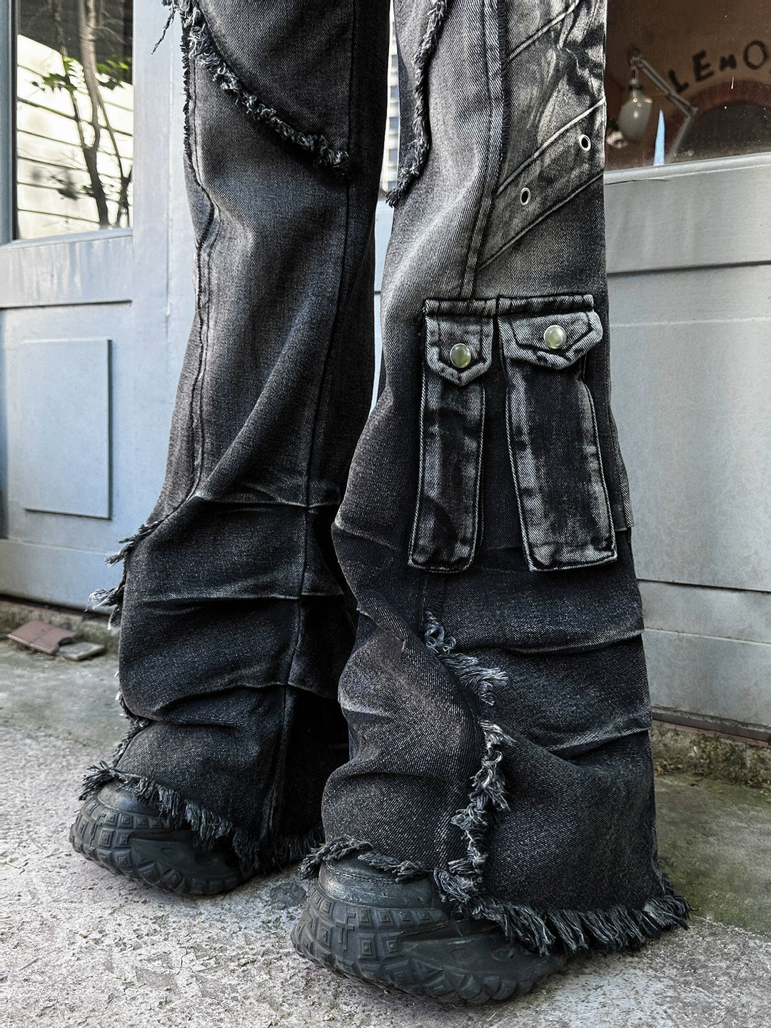 Pantalones de mezclilla cargo con flare desgastados 