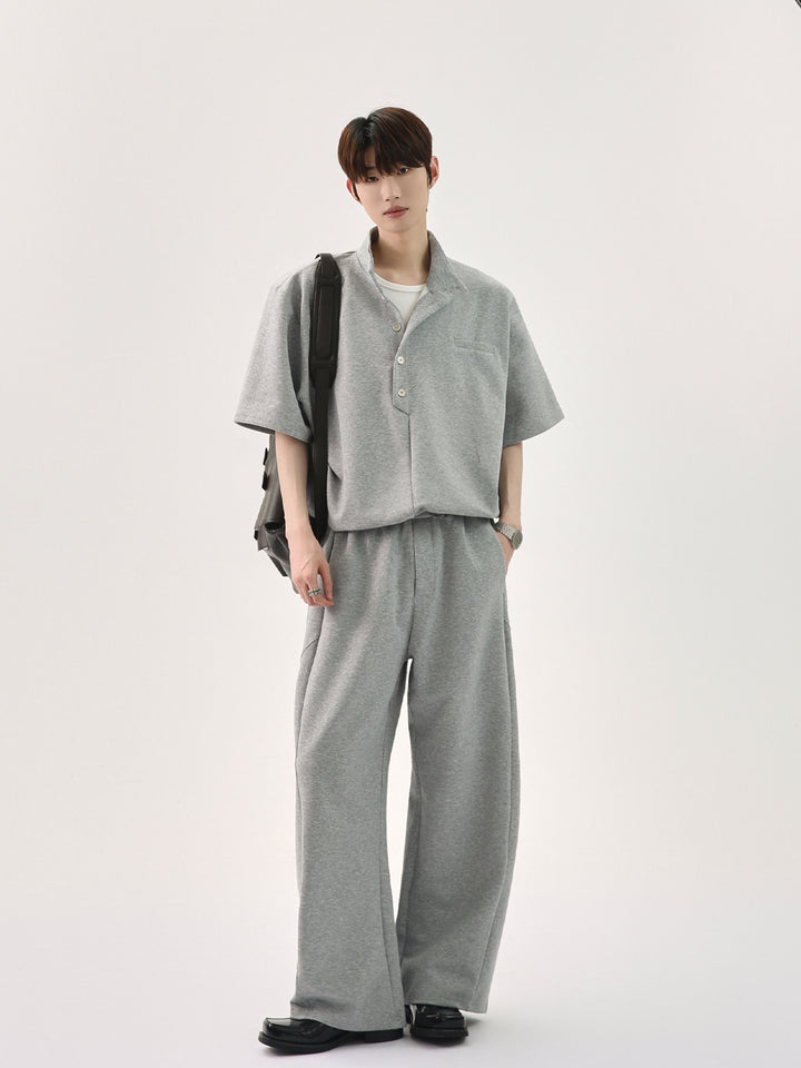 반팔 폴로 셔츠와 바지 