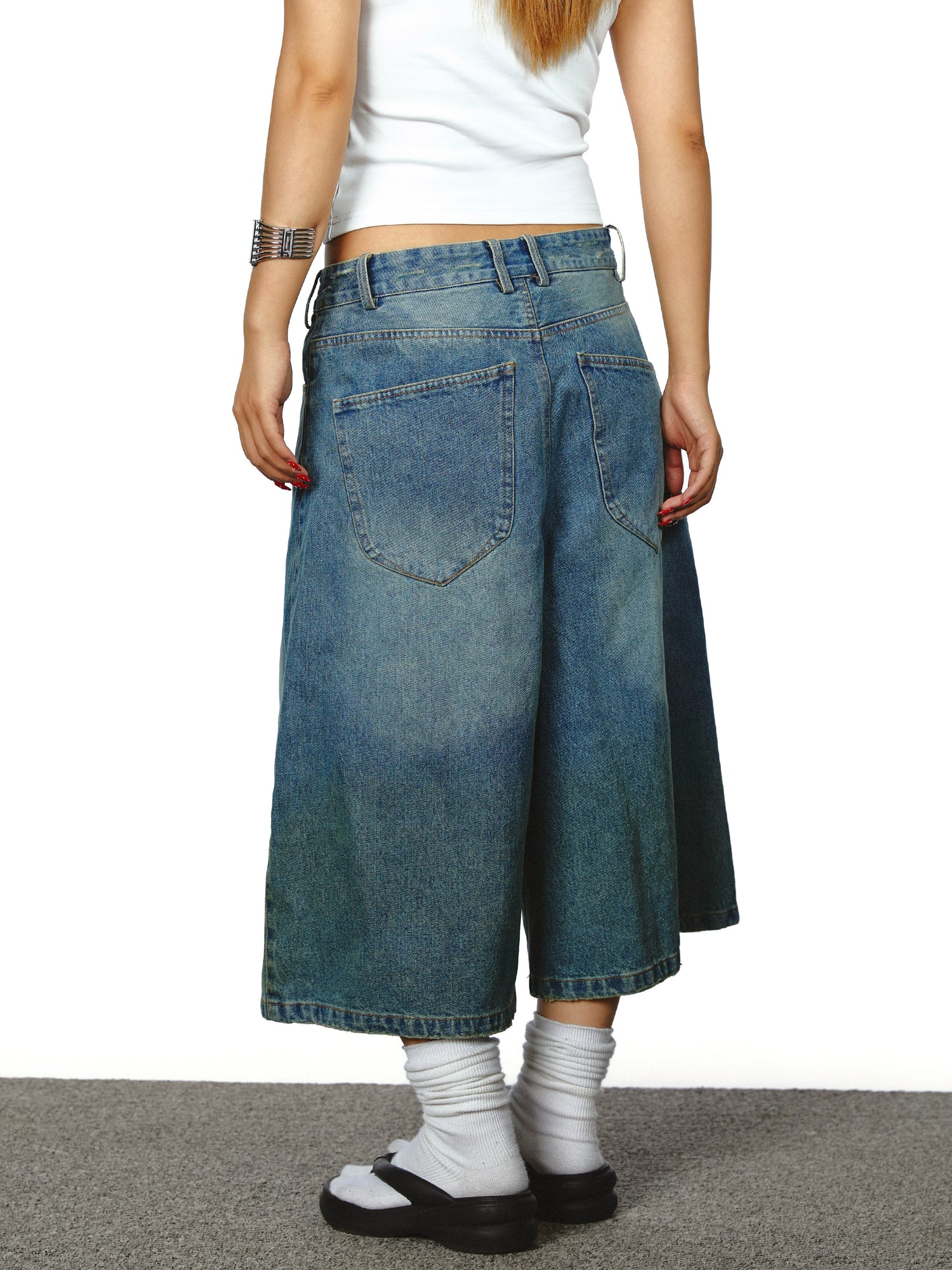 بنطلون واسع الساق بخصر عالٍ من الجينز المغسول 
