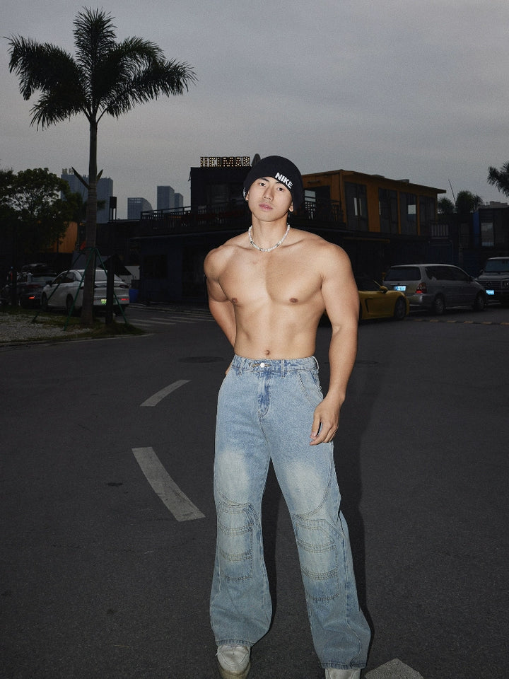 Jeans dritti lavati con cuciture deconstructe 